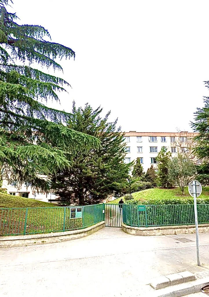 Entrée de la résidence des Albâtres, portail vert