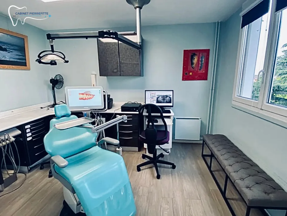 Une salle de soins du cabinet, fauteuil bleu clair